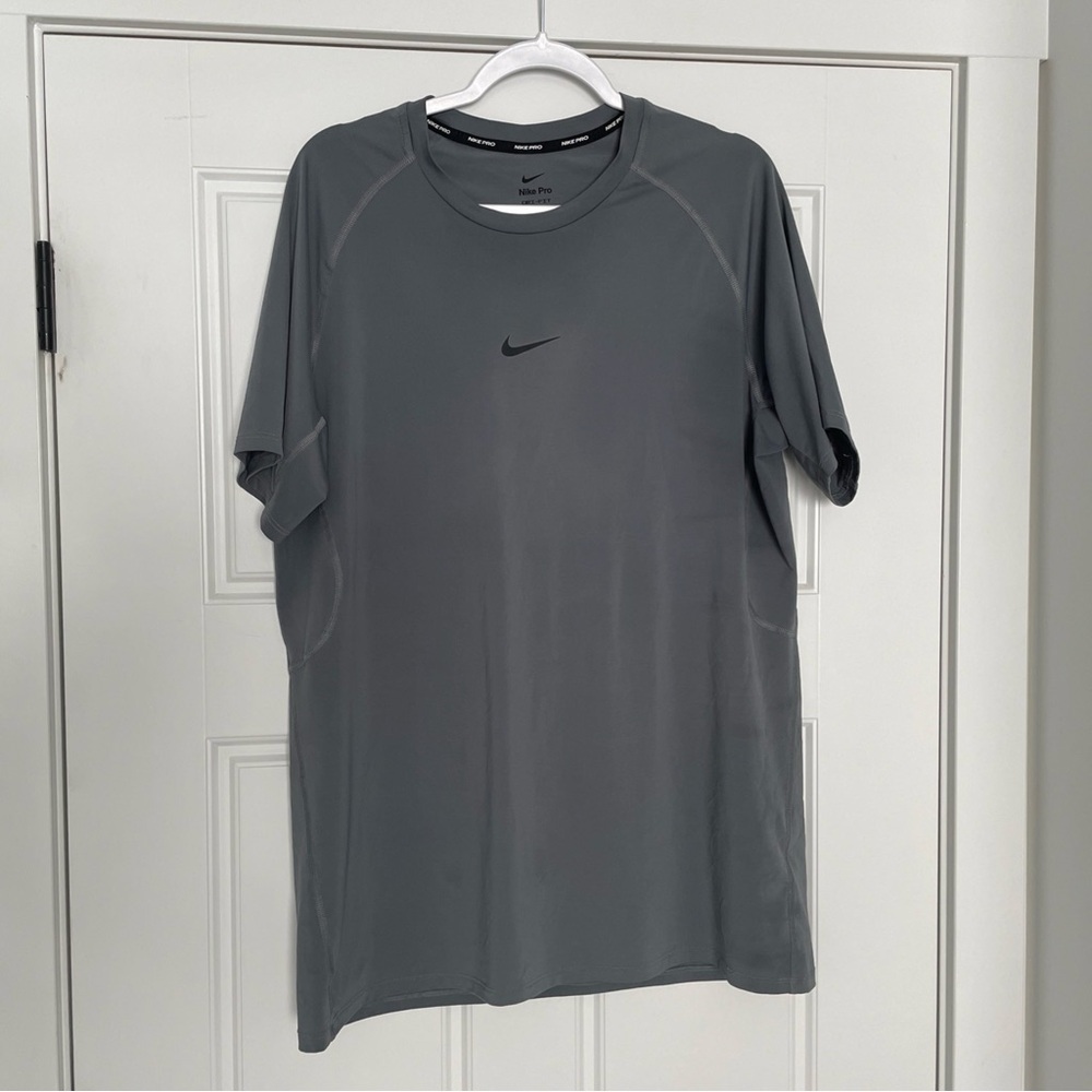Nike Pro Dri-FIT Men's XL Slim Fit Gray Short Sleeve Crew Neck T-Shirt Athletic